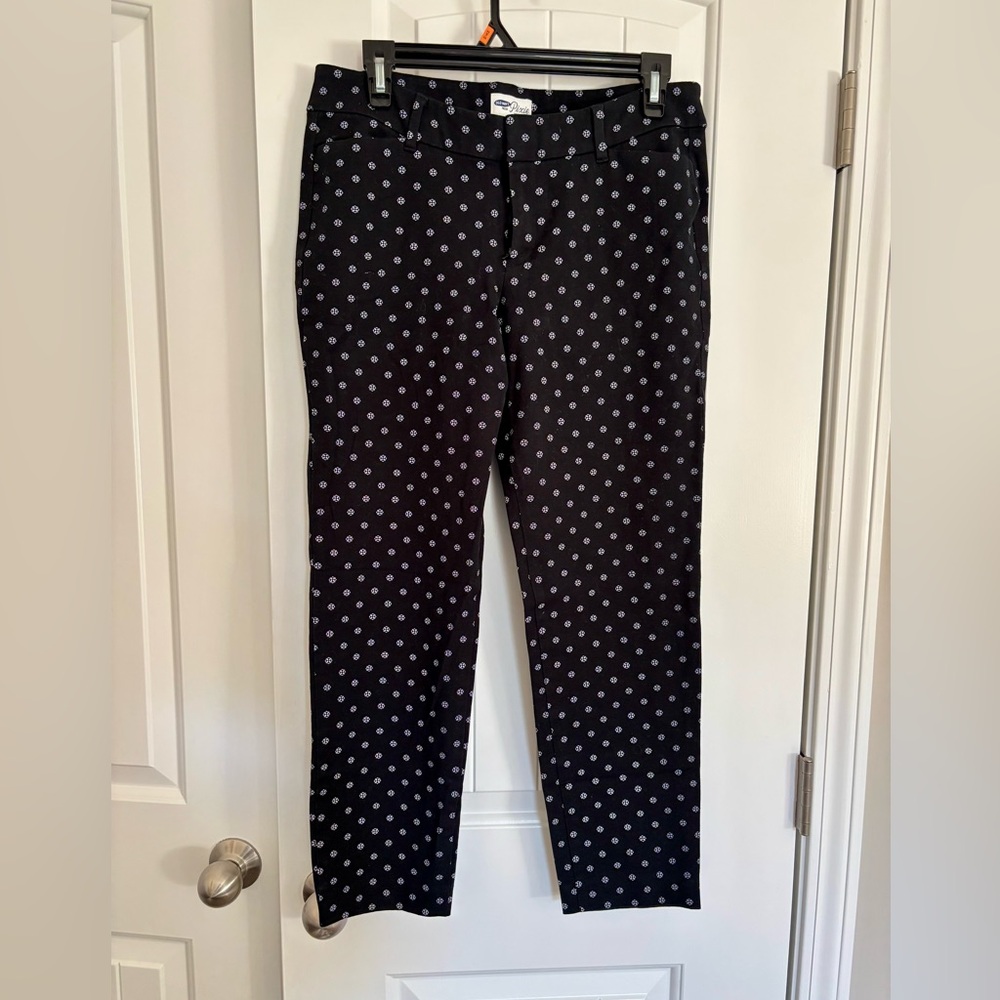Old Navy Black Pixie Pants with White Star Print